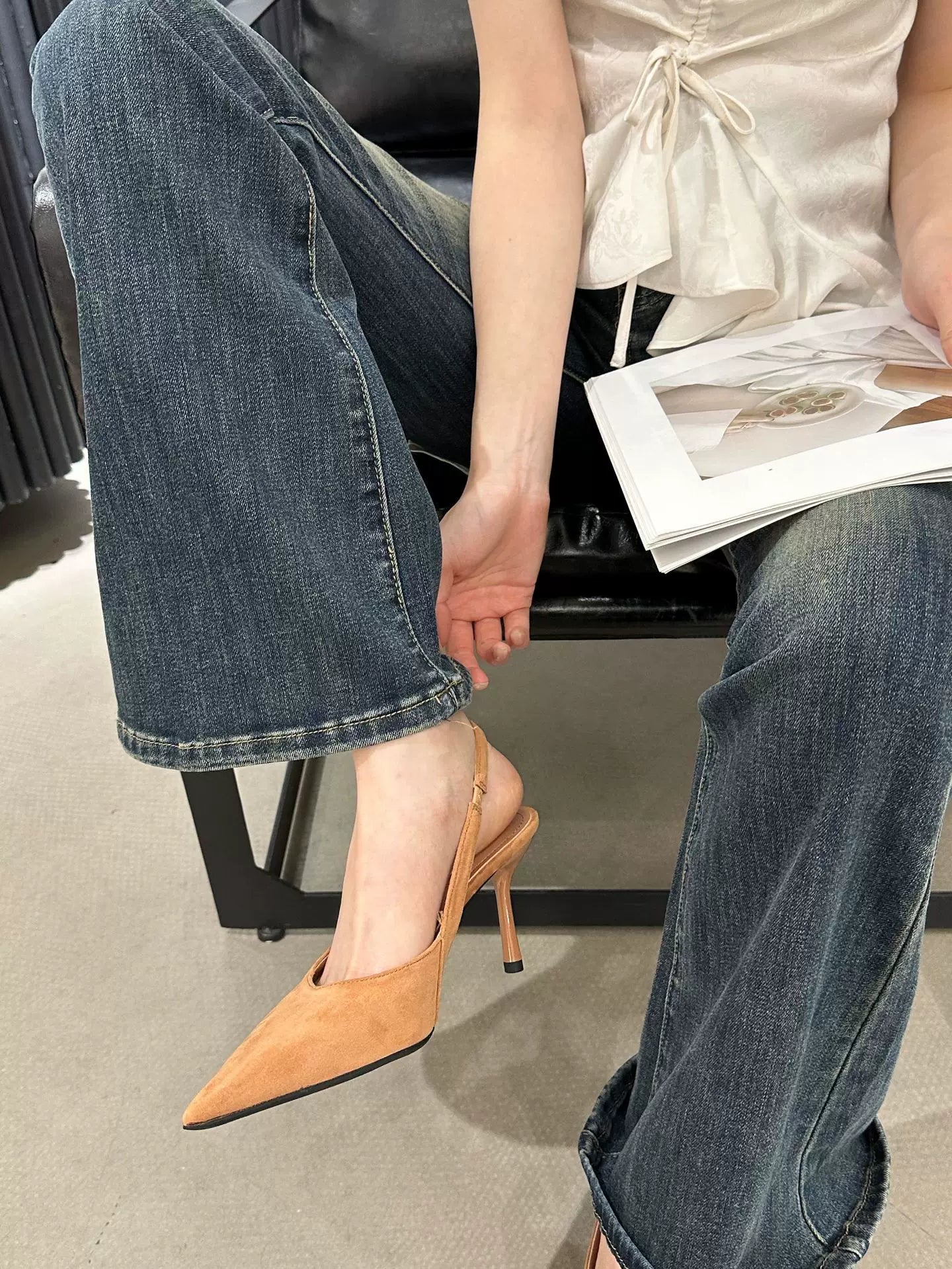 Quzu dərisi versiyası! Fransız üslubunda zərif qara hündürdaban sandaletlər, arxa qayışlar, atlaz rəngli bağlı burun, seksual stiletto dabanlar.