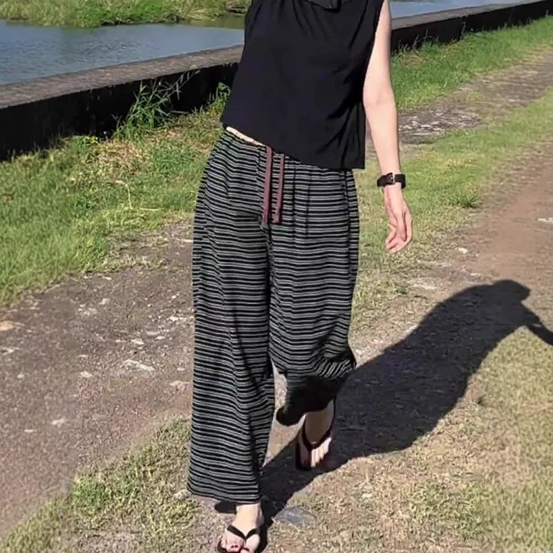 Qadınlar üçün böyük ölçülü, rahat stil, geniş bədən quruluşlu, qısa zolaqlı şalvar, 2026-cı ilin yayı, nazik, yüksək belli, dəbli, trendli, çoxfunksiyalı enli ayaqlı şalvar.