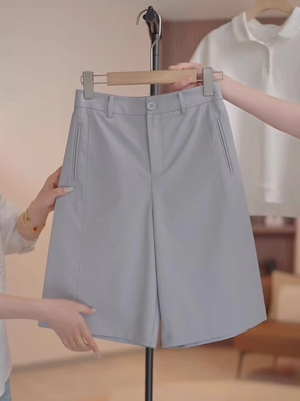 2026-cı ilin yayı üçün mükəmməl olan qadınlar üçün böyük ölçülü, yüksək belli, arıqladan qısa, enli şortlar. Bir az kök qadınlar üçün uyğun olan nazik model, ombaları gizlədir, gənc və gündəlik görünüş yaradır.