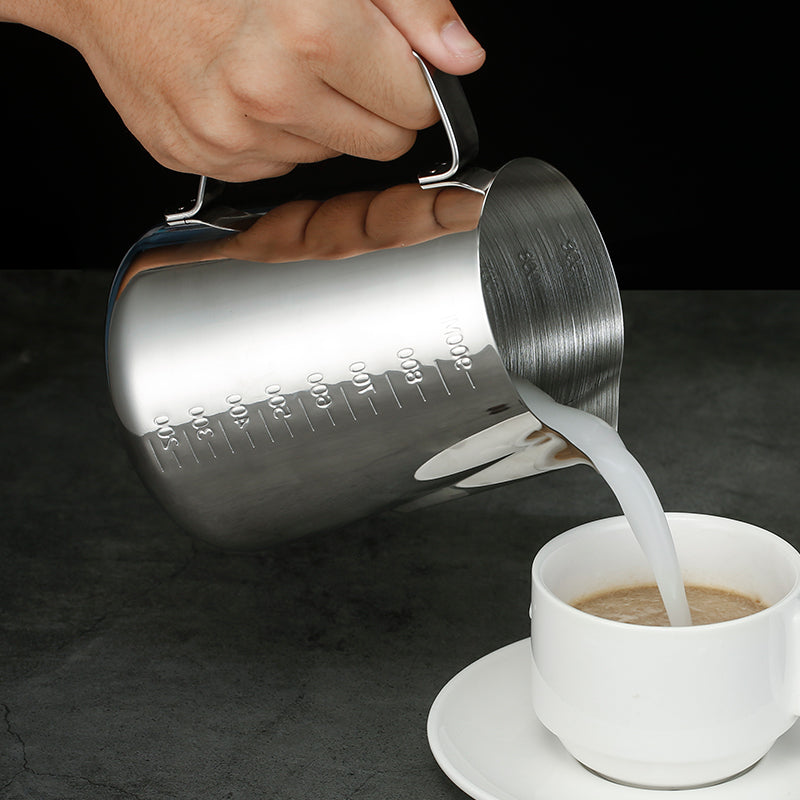 Paslanmayan poladdan hazırlanmış qəhvə latte sənət stəkanı latte sənət çəni süd köpükləndirici qab, bəzəkli naxışlı süd çəni peşəkar artefakt 350-900ML