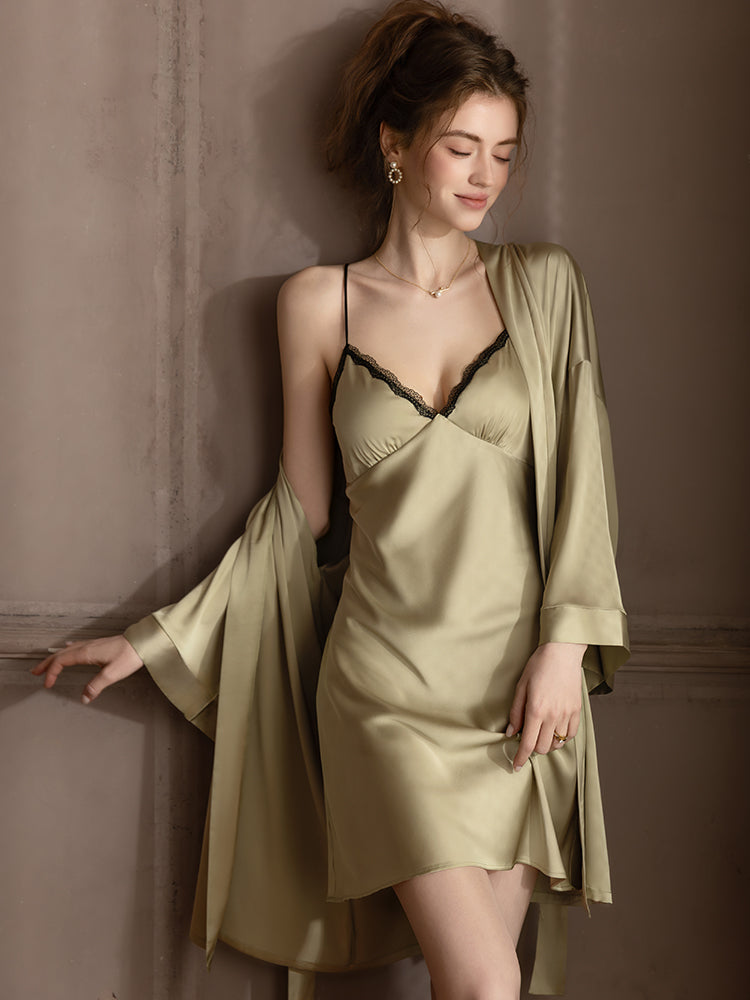 Döş yastıqları olan seksual pijama, ipək pijama, ipək krujeva, gecə köynəyi, gecəlik dəstləri, ev paltarları satmağa məcburdur
