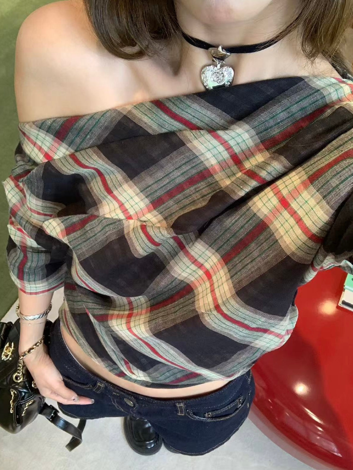 Breketlər [Runway Check] Qərblə eynidir *Lövhə parça* Sosial media lentinizdə üstünlük təşkil etmək üçün çiyinləri açıq olan bu topu geyin