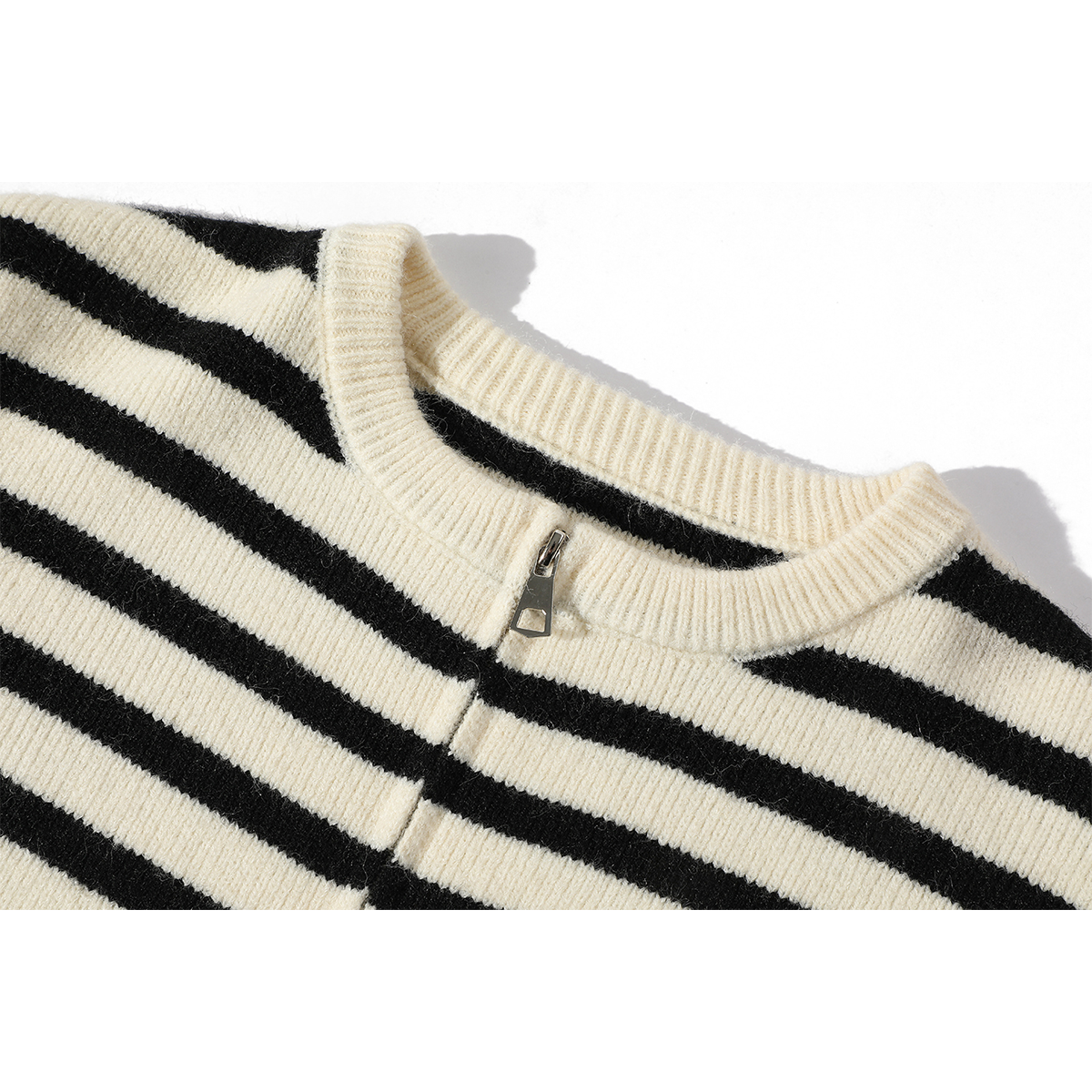 Cholisa-nın payız və qış üçün dəbli və özünəməxsus qırmızı zolaqlı qısa toxunma sviteri bu il dəbdədir.