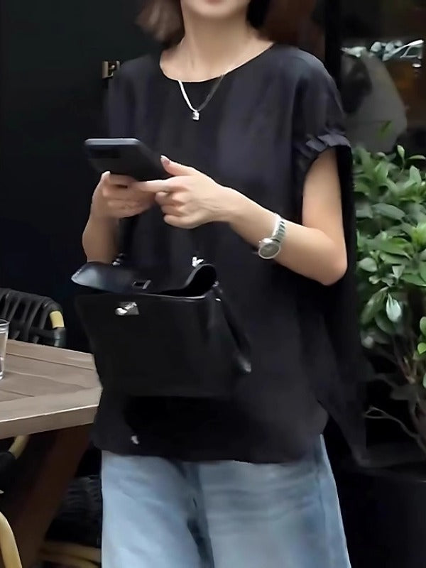 Qara qısaqol, arxa düyməli köynək, böyük ölçülü qadınlar üçün uyğundur, yay üçün idealdır. İncə, geniş, şık və zərif.