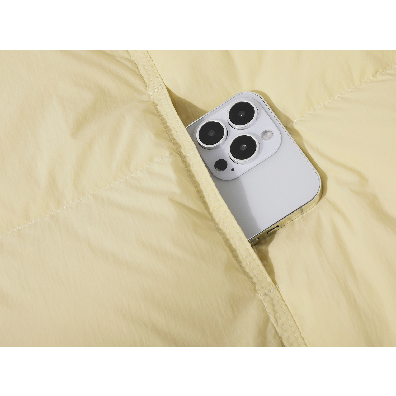 Cholisa-nın şirin və zərif məxmər rəngli yaxalıqlı aşağı gödəkçəsi qadınlar üçün çox yönlü qış dizaynıdır.