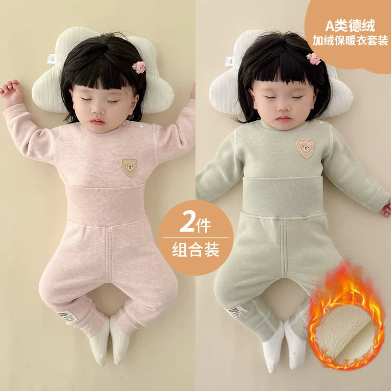 Qış üçün qalınlaşmış flis astarlı, sıx oturan termal alt paltarı, iki hissəli termal üst geyim və şalvarlı körpə geyim dəsti.