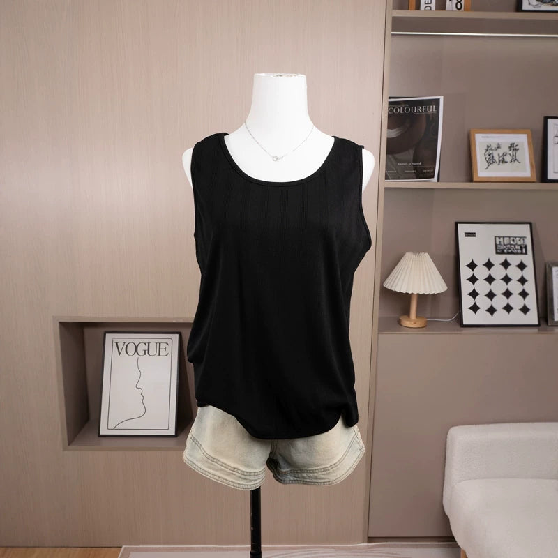 Böyük ölçülü qadın dairəvi yaxalı qolsuz mayka, yeni yay üslubunda, arıqladıcı və geniş formada, çöldə geyinmək üçün idealdır.