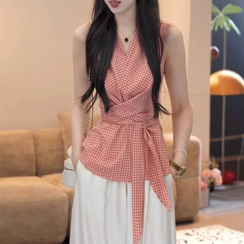 Qadınlar üçün yüksək keyfiyyətli qırmızı dama-dama qolsuz köynək, 2026-cı ilin yayı üçün yeni model, belini sıxan qalstuklu bel köynəyi, qadın bluzası