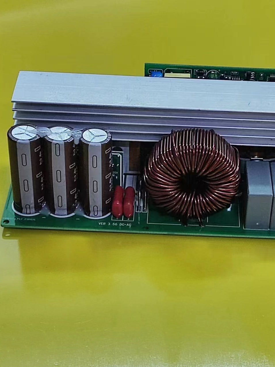 4KW inverter çıxışı, əvvəlcədən doldurulan yüksək gərginlikli yüksək güclü yeni enerjili elektrikli nəqliyyat vasitəsinin şarj yığını enerji təchizatı ilə 5KW sinus dalğası