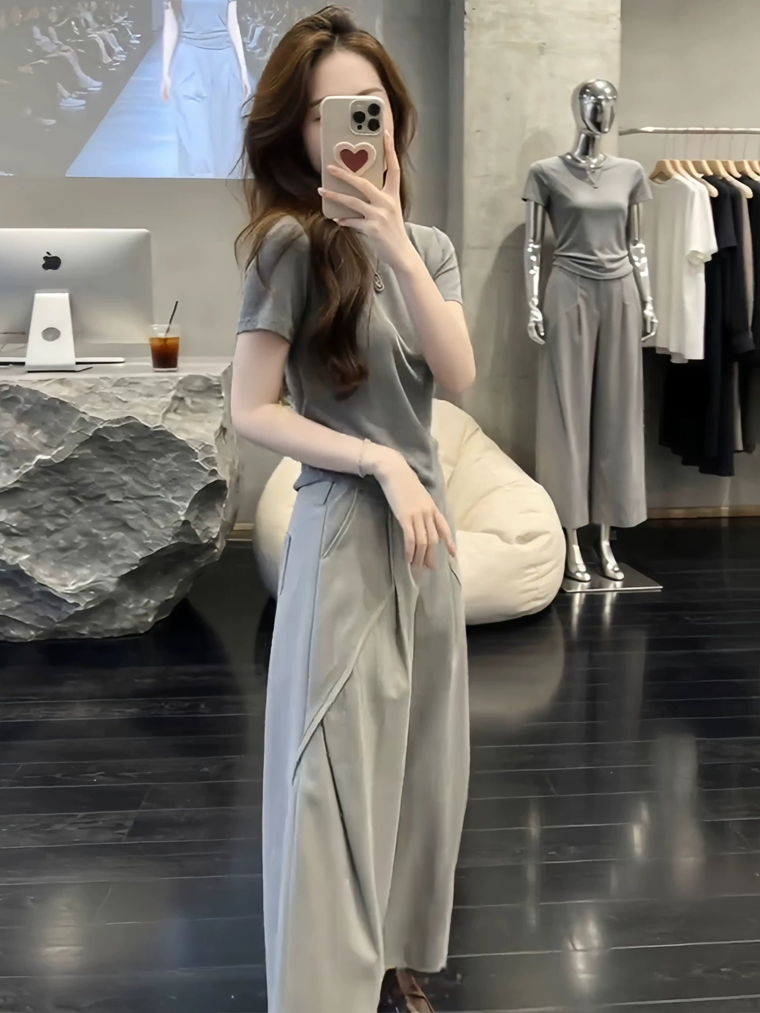Qadınlar üçün Koreya minimalist üslublu kostyum 2026 yay yeni incə fit qısaqol köynək büzməli enli şalvar iki hissəli dəst