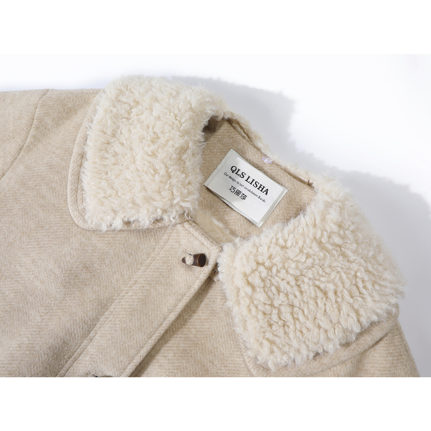 Chorissa-nın zərif və gözəl payız/qış yun paltosu, orta uzunluqda, düyməli, çox şıkdır və yun astarlıdır.