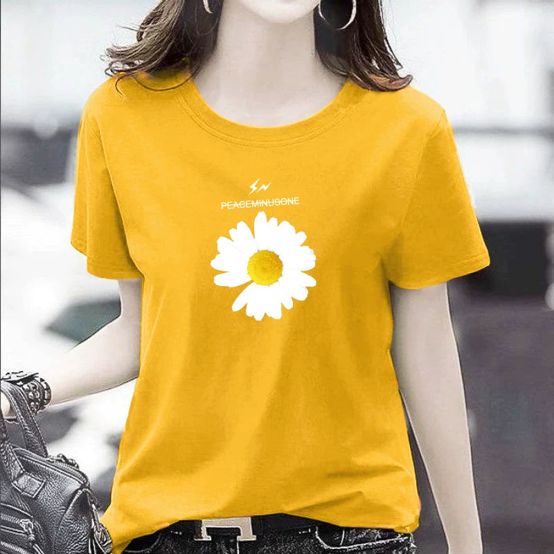 Yay Nazik Qəşəng Qısaqol Qadın T-shirti 2024 Yeni Yay Çap Dizaynı Niş Üstləri İncə və Dəbli Görünür