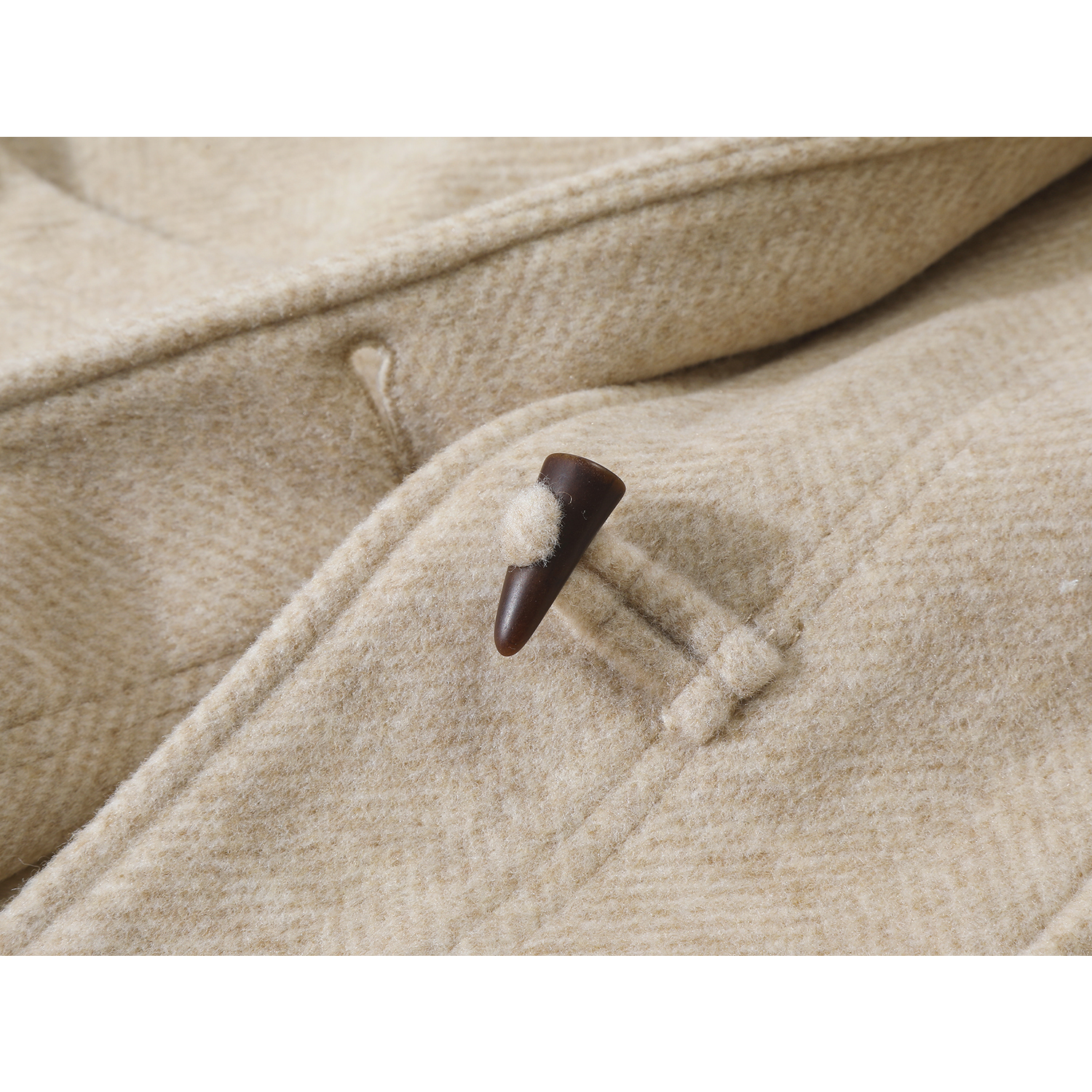 Chorissa-nın zərif və gözəl payız/qış yun paltosu, orta uzunluqda, düyməli, çox şıkdır və yun astarlıdır.