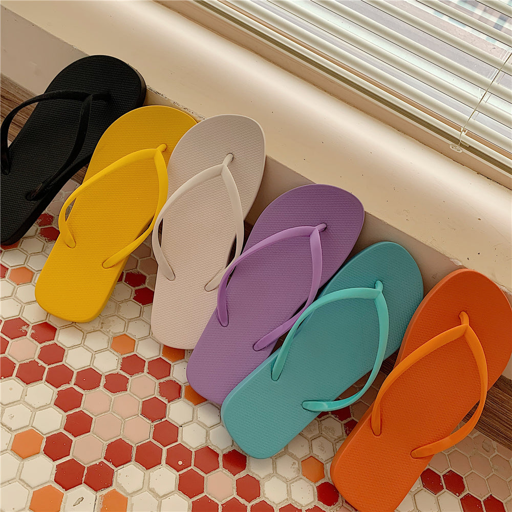 Flip-floplar yay modası yeni ev qapalı istirahət üçün düz sürüşməyən tətil üçün qadınlar üçün çimərlik flip-flopları