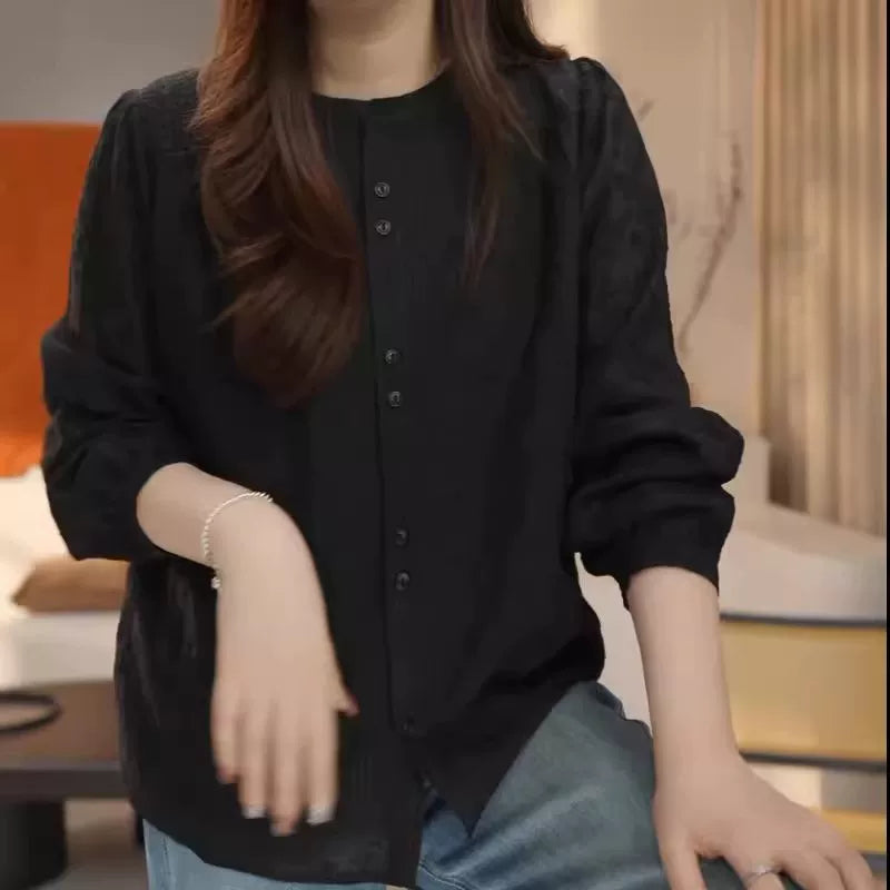 2026-cı ilin yazı üçün mükəmməl olan, böyük ölçülü, şık, gənclik üçün tikmə ilə bəzədilmiş uzunqollu köynək. Boş formada, unikal və gözəl.