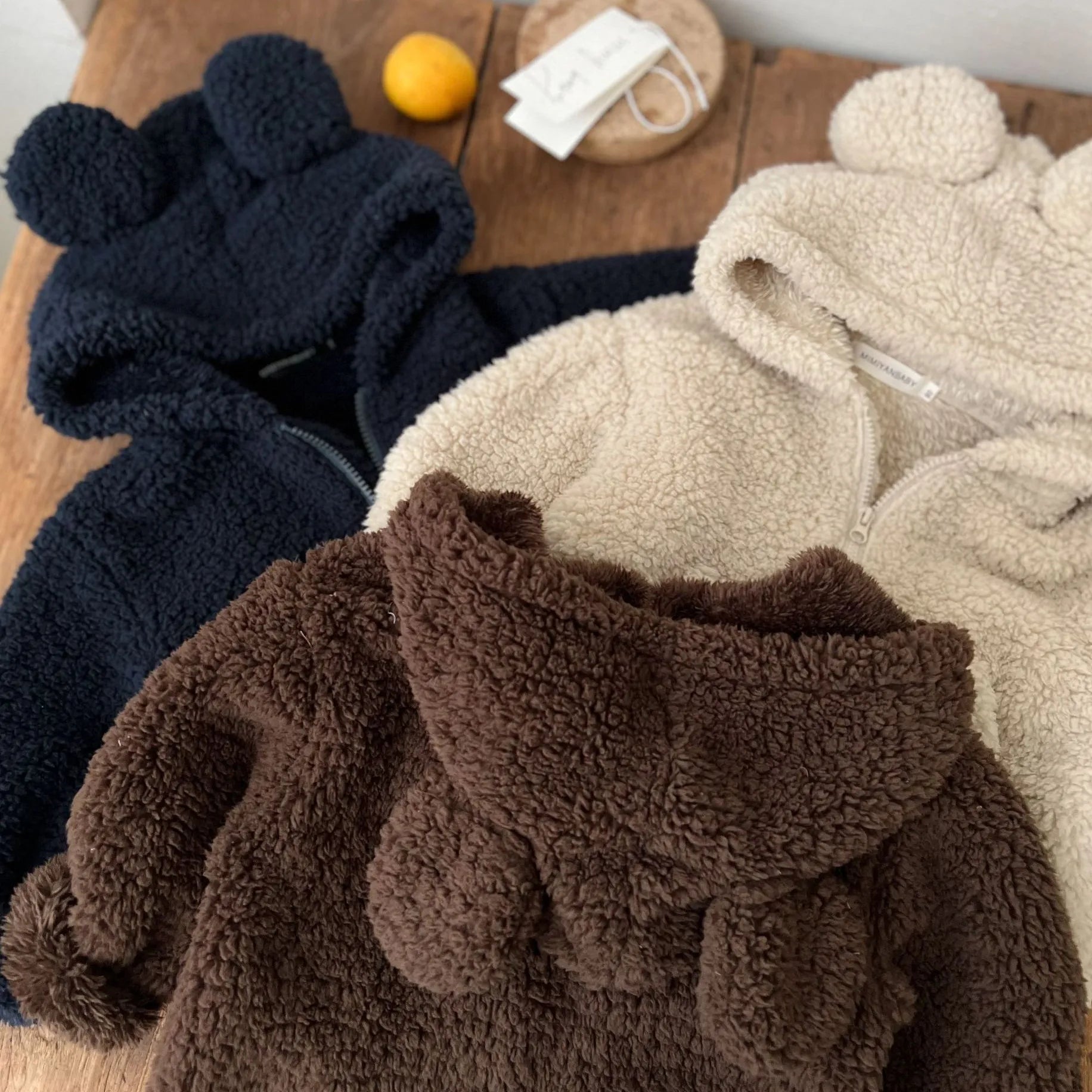 Uşaq 2025 Payız/Qış Yun astarlı top, oğlan və qızlar üçün ayaq üstə açılan qulaqlı xəz sviter gödəkçə, körpə üçün bütöv rəngli fermuarlı sviter