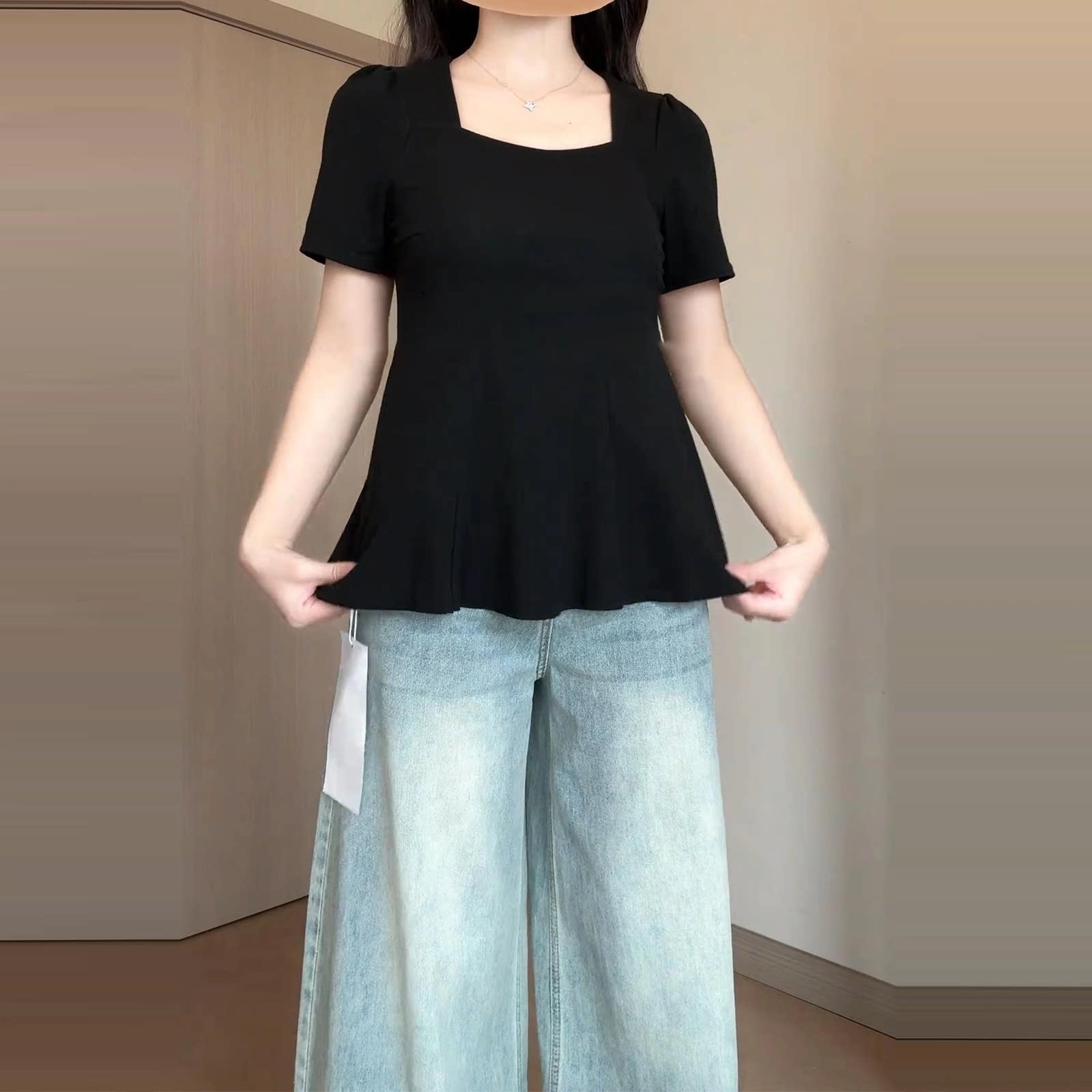 Böyük ölçülü, Avropa üslubunda, kvadrat yaxalı, yay üçün qadınlar üçün qısaqol köynək, bir az dolğun qadınlar üçün yaraşıqlı, armud formalı fiqurlar və qarnını gizlədir.