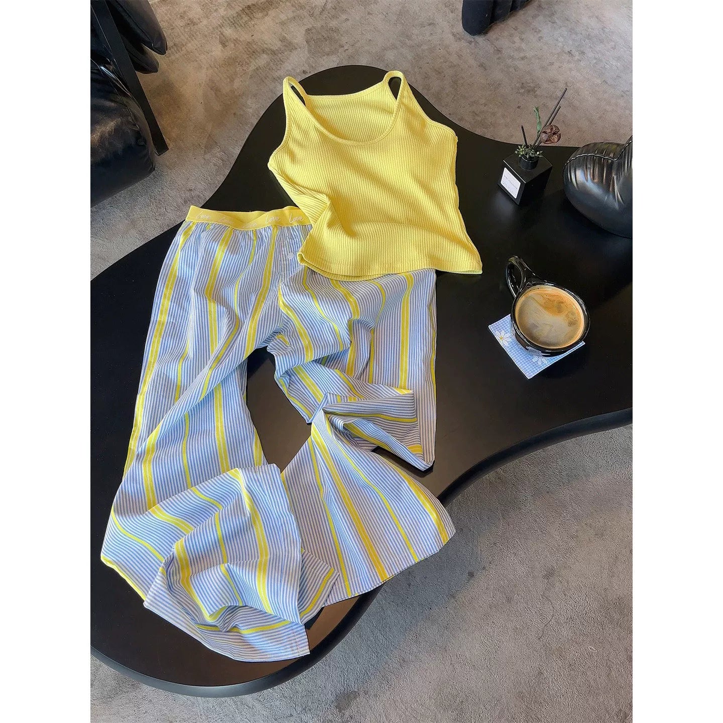 Qadınlar üçün döş yastıqları və asma ilə sarı qız pijama 2026 yay zolaqlı şalvar böyük ölçülü kostyum ev paltarından kənarda geyinmək olar