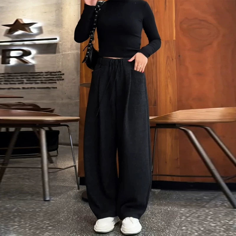 Qara rəngli, geniş ayaqlı, dartılan şalvar, yeni payız/qış stilində, böyük ölçüdə, geniş formalı, arıqladıcı, rahat, gündəlik, idman şalvarı.