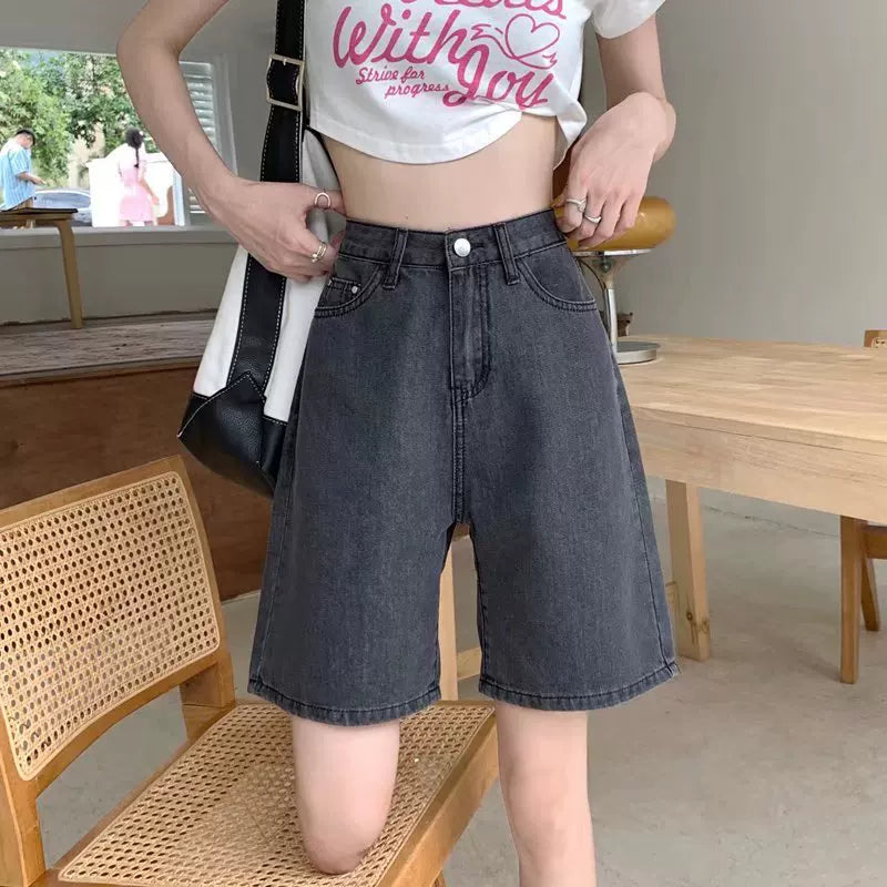 Qadınlar üçün böyük ölçülü qara qısa denim şortlar, yay üçün mükəmməl, yaraşıqlı armud formalı fiqurlar, yüksək belli, geniş bədən quruluşlu, düz ayaqlı stil.