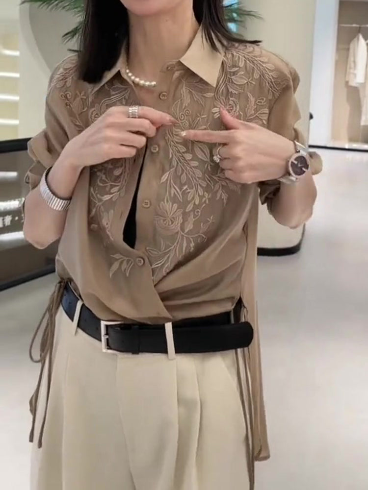 Yüksək keyfiyyətli, düz rəngli naxışlı, bir az şəffaf, çiçəkli, boş uzunqol köynək, yay üslubunda, aşağıya doğru açılan yaxalıqlı, ipli, tək sinəli, dəbli qadın köynəyi.