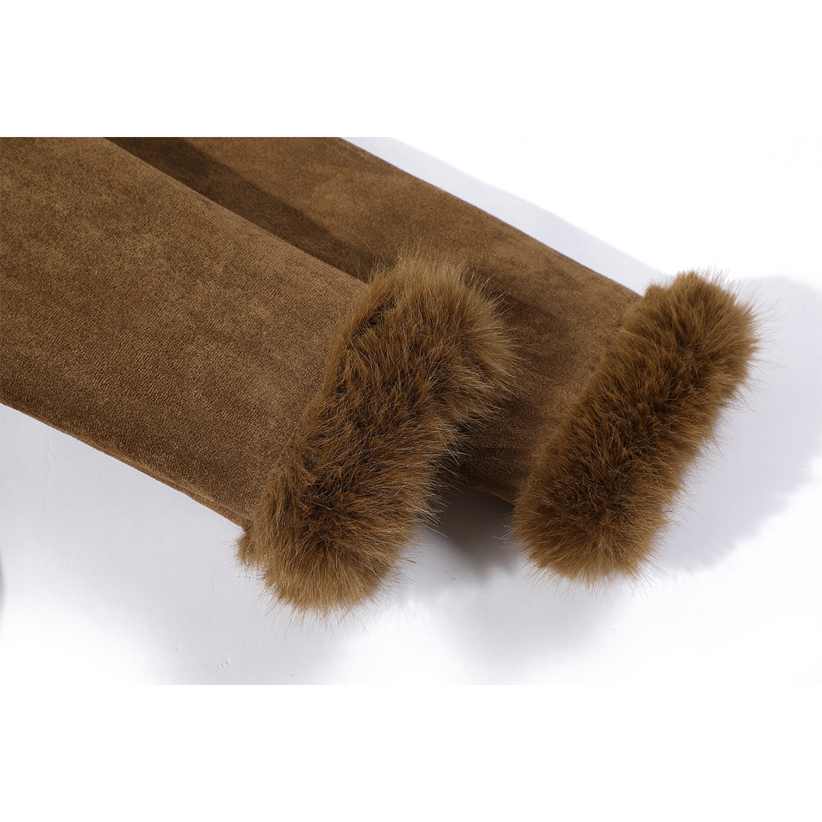 Cholisa-nın bu payız və qış aylarında qadınlar üçün məşhur zamşa yun astarlı qalın paltosu dəbli və şıkdır.