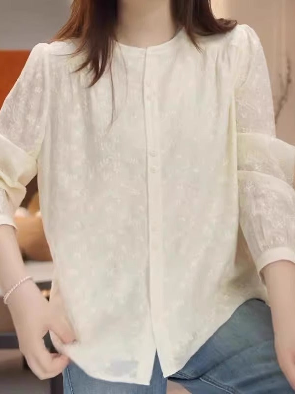 2026-cı ilin yazı üçün mükəmməl olan, böyük ölçülü, şık, gənclik üçün tikmə ilə bəzədilmiş uzunqollu köynək. Boş formada, unikal və gözəl.