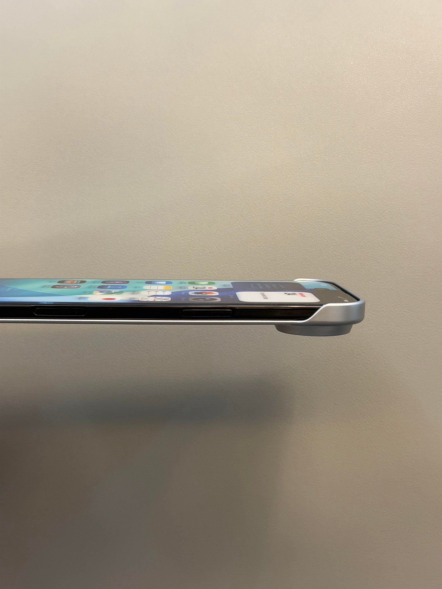 Kətan yun və kətan ədəbi parça tərə qarşı maqnit udma Air Apple 17proMax mobil telefon qutusu nazik 15/14plus sürüşməyə qarşı iPhone13 yeni 16Pro elektrolizlənmiş gümüş yarım paket çərçivəsiz sərt kompüter