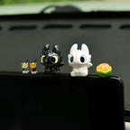 Avtomobil Aksesuarları Ağ-Qara Kiçik Uçan Əjdaha Sevimli Kukla Avtomobil Mərkəzi Konsolu Kukla Ekranı Yatan Dekorasiya