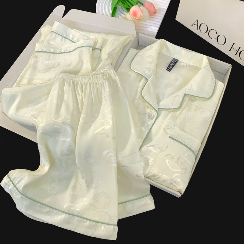 Yayda qadınlar üçün yüngül lüks və yüksək səviyyəli buz ipəkdən qısaqol pijama. Ağ Xiangyun döş yastığı və sərin ev geyimi olan üç hissəli dəst