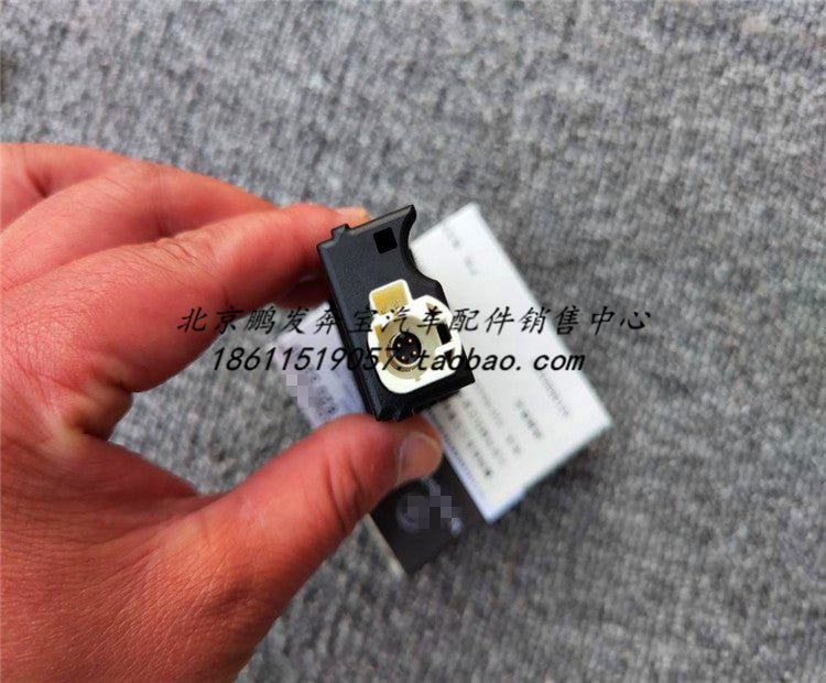 Mercedes-Benz W213 E200E260E300E350E400CLS car charger compatible with CarPlay with USB plug