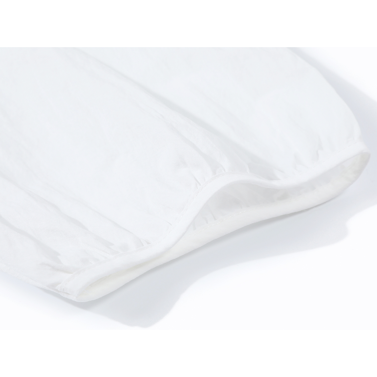 Chola Lisanın saf və cazibədar ağ donunda fransız gözəlliyi və özünəməxsus cazibəsi, zərif və zərif çimərlik geyimi əks olunub.