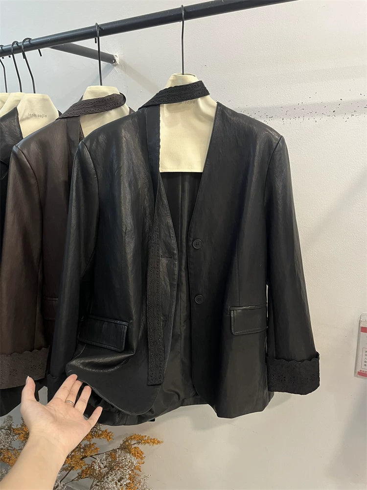 Qadınlar üçün Avropa üslubunda yüksək səviyyəli dizayner dəri gödəkçə, 2025 payız yeni moda, yaxalıqsız, lent, boş zülal dəri kostyum.