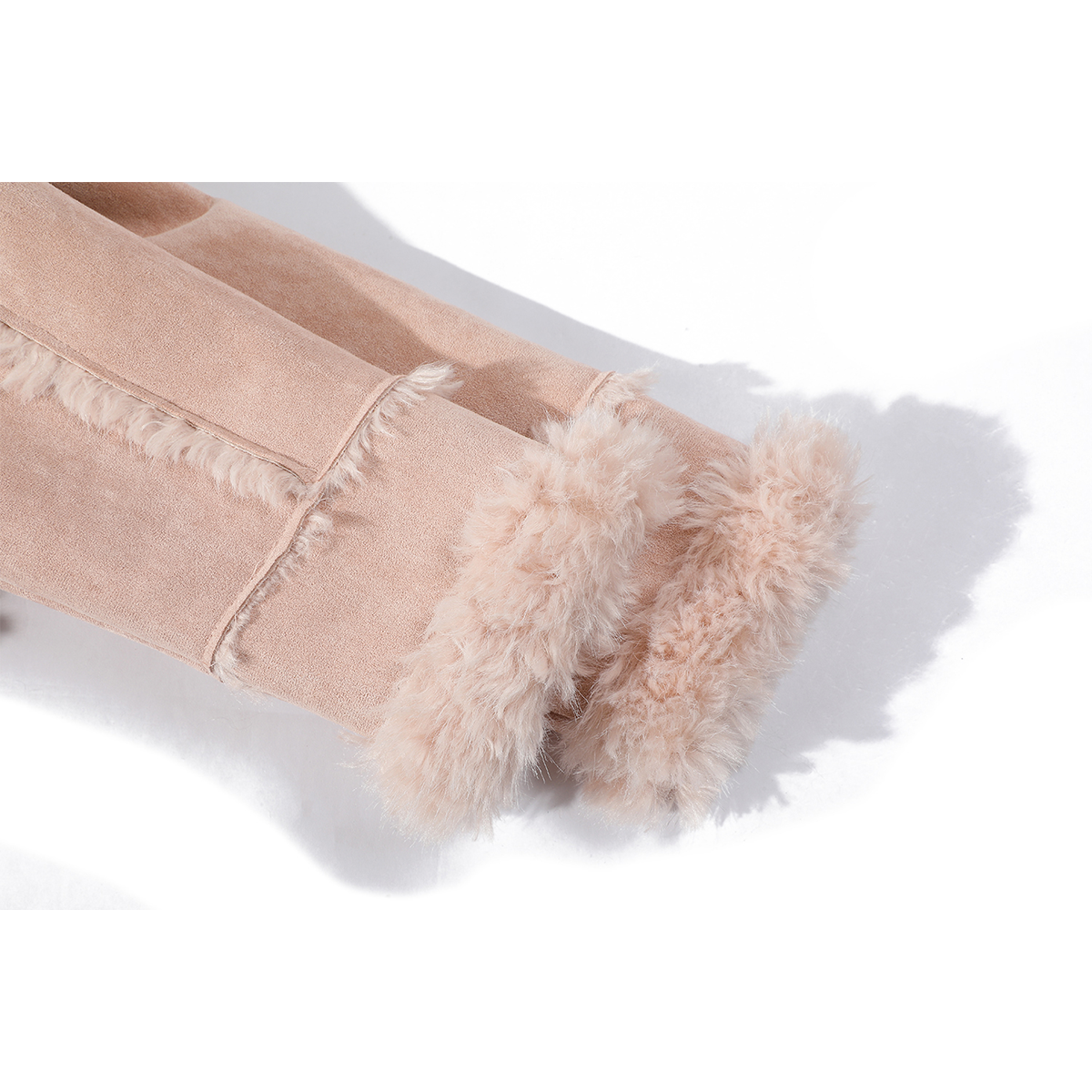 Cholisa-nın qışın əvvəlləri üçün hazırlanmış, yüksək səviyyəli bir görünüşə və qırxılmış yun bəzəklərə malik, sərin və şık qısa, qalın quzu yunundan hazırlanmış xəz palto.