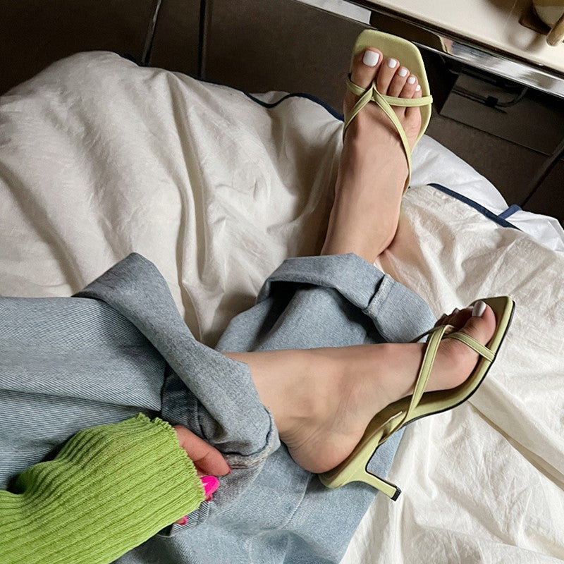Qadınlar üçün Yay 2026 Yeni Stil Kvadrat Barmaqlı Stiletto Daban Ağ Kəmərli Flip-Flop Hündürdaban Səndəllər
