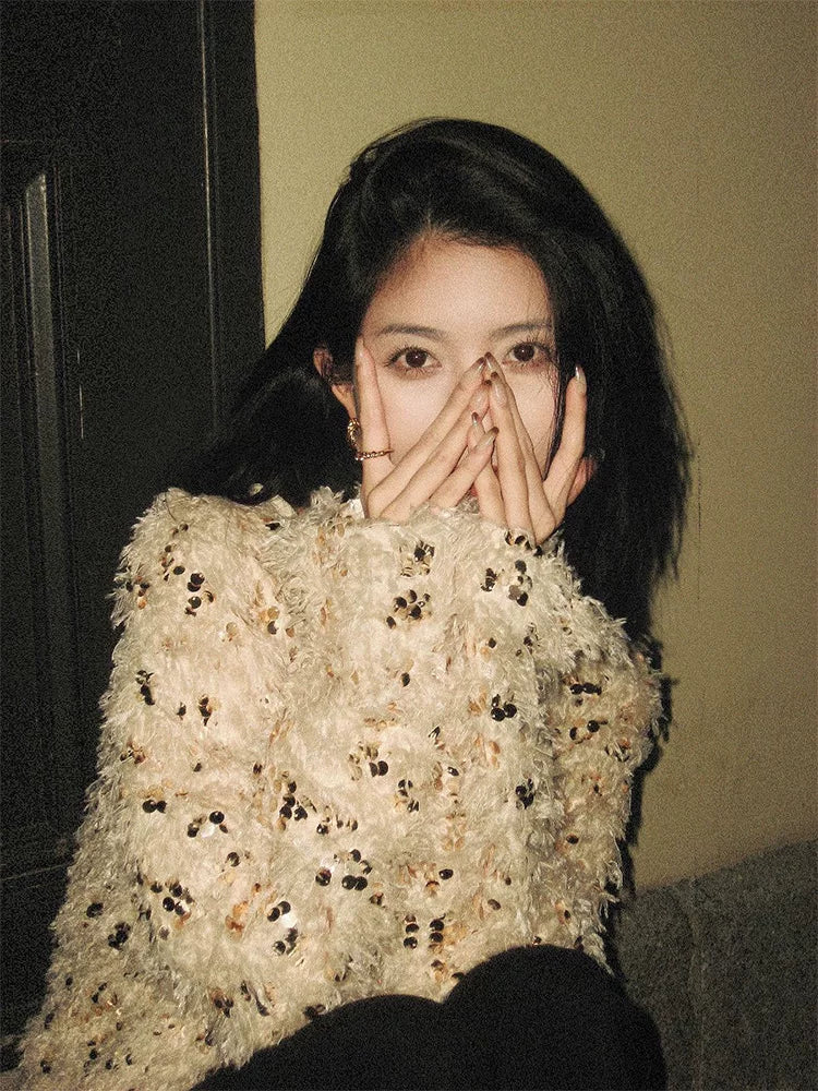 Bu payız/qış dəbli qadınlar üçün V-yaxalı, püsküllü, bəzəkli sviter gözəl, zərif və inanılmaz dərəcədə şirindir.