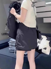 Qadınlar üçün qara rəngli karqo gündəlik şortları, yay üslubunda, nazik, böyük ölçülü, armud formalı bədən quruluşu üçün uyğundur, boş və arıqladıcı.