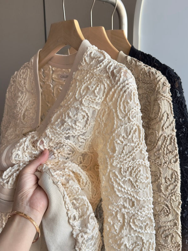 Mowei-nin Sinqapura ixrac sifarişi çiçək naxışlı bədii dizayna malikdir. Qadınlar üçün gündəlik qısa pencək/palto, yaz üslubunda.