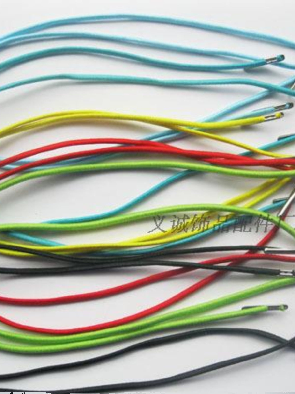 İstehsalçı saç lentləri üçün ip toqqa klipləri, gözləri bağlamaq üçün iplər, hər iki ucunda tokalı 28CM elastik iplər, 2MM idxal dəri istehsal edir.