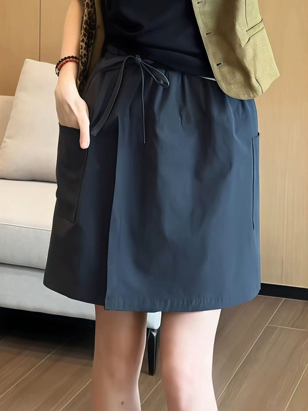 2026-cı ilin yayı üçün mükəmməl olan, böyük ölçülü, arıqladan, çoxfunksiyalı, yüksək belli gündəlik kulotlar. İncə, şık, geniş oturan enli şortlar.