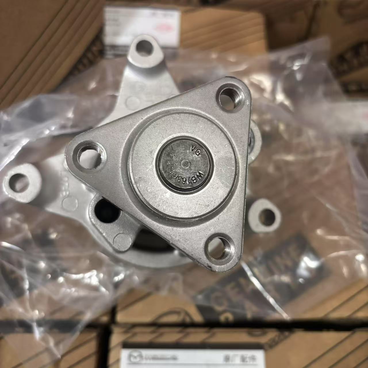 Mazda 3, Mazda 6, Mazda 8, Mazda CX-8, Mazda 5, Besturn B70 və Mondeo üçün orijinal soyutma su nasosu dəsti ilə uyğundur.
