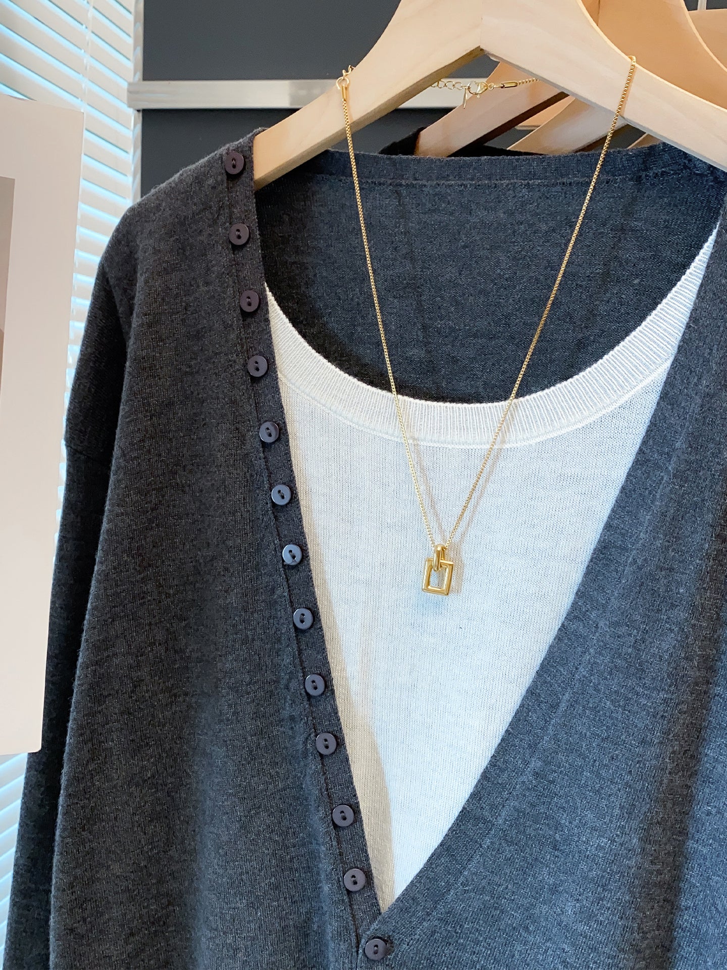 Dəyirmi yaxalı toxunmuş hırka, süni iki hissəli dəst, 2025 payız və qış yeni moda, geniş forma, dəbli sviter, qadın sviteri.