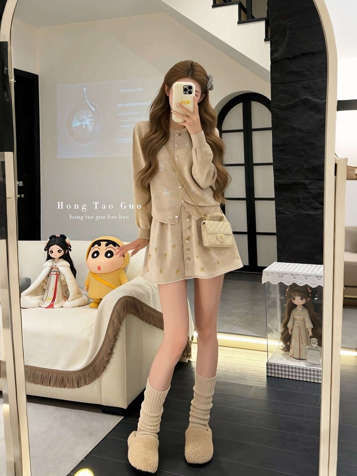 Erkən yaz Koreya üslubunda geyim: Chanel-dən ilhamlanmış yumşaq hırka və zəngin bəzəkli mini ətəkdən ibarət iki hissəli tam dəst.