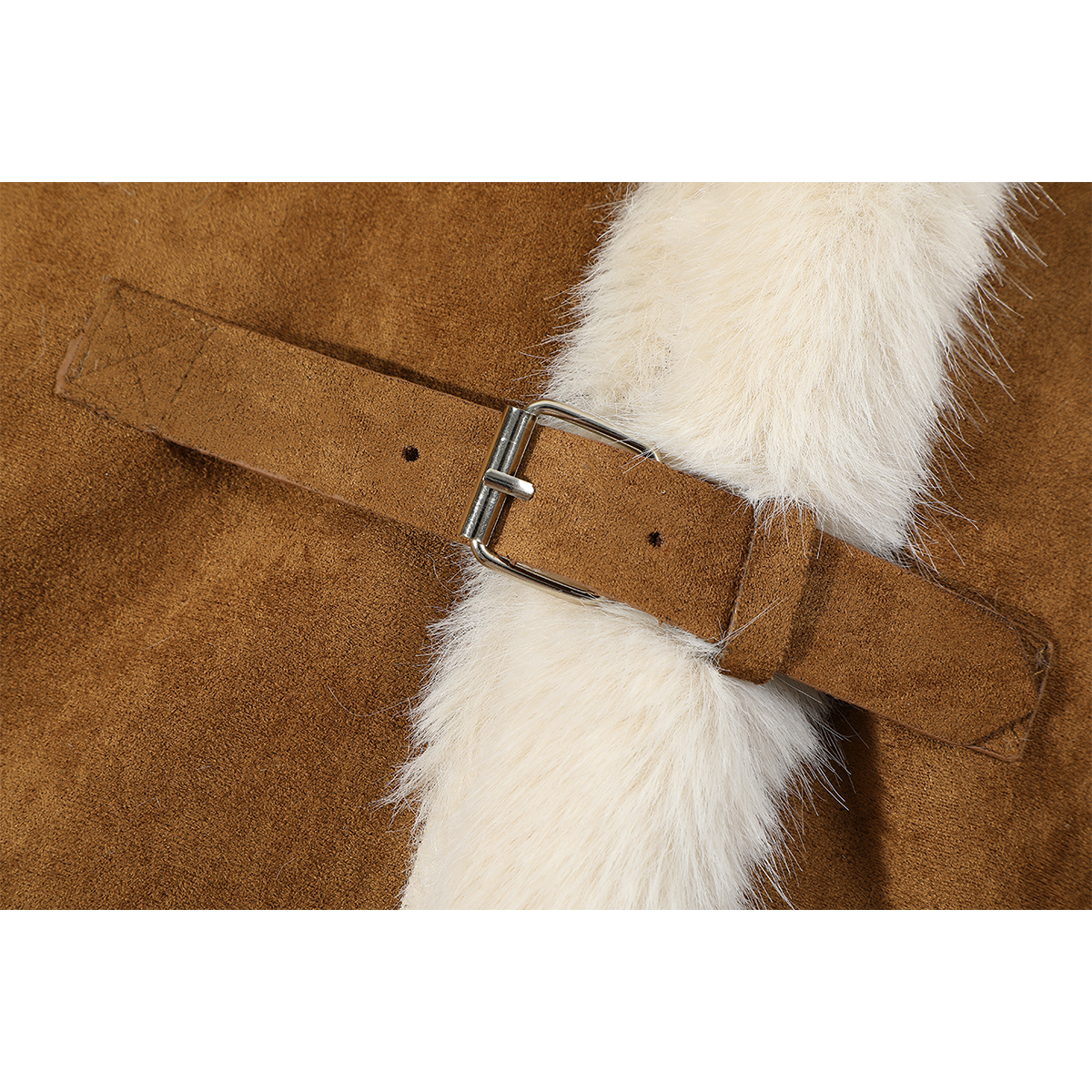 Cholisa-nın payız və qış üçün şık zamşa və quzu dərisindən hazırlanmış paltosu qısa, qalın və çox cəlbedici bir tərzdir.