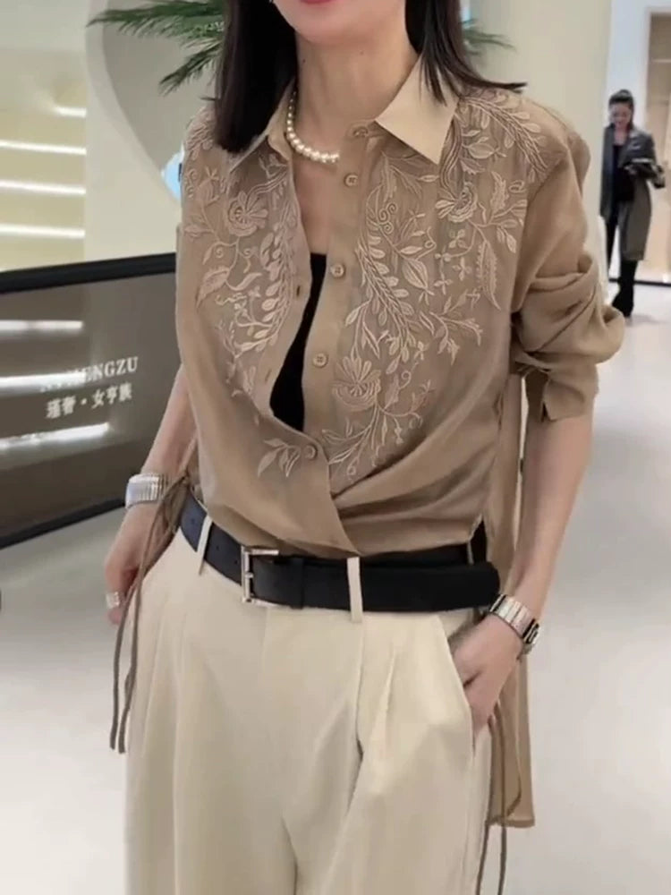 Yüksək keyfiyyətli, düz rəngli naxışlı, bir az şəffaf, çiçəkli, boş uzunqol köynək, yay üslubunda, aşağıya doğru açılan yaxalıqlı, ipli, tək sinəli, dəbli qadın köynəyi.