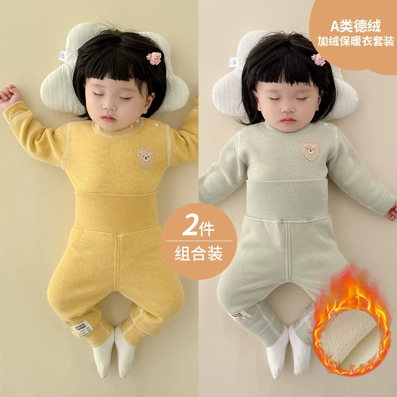 Qış üçün qalınlaşmış flis astarlı, sıx oturan termal alt paltarı, iki hissəli termal üst geyim və şalvarlı körpə geyim dəsti.