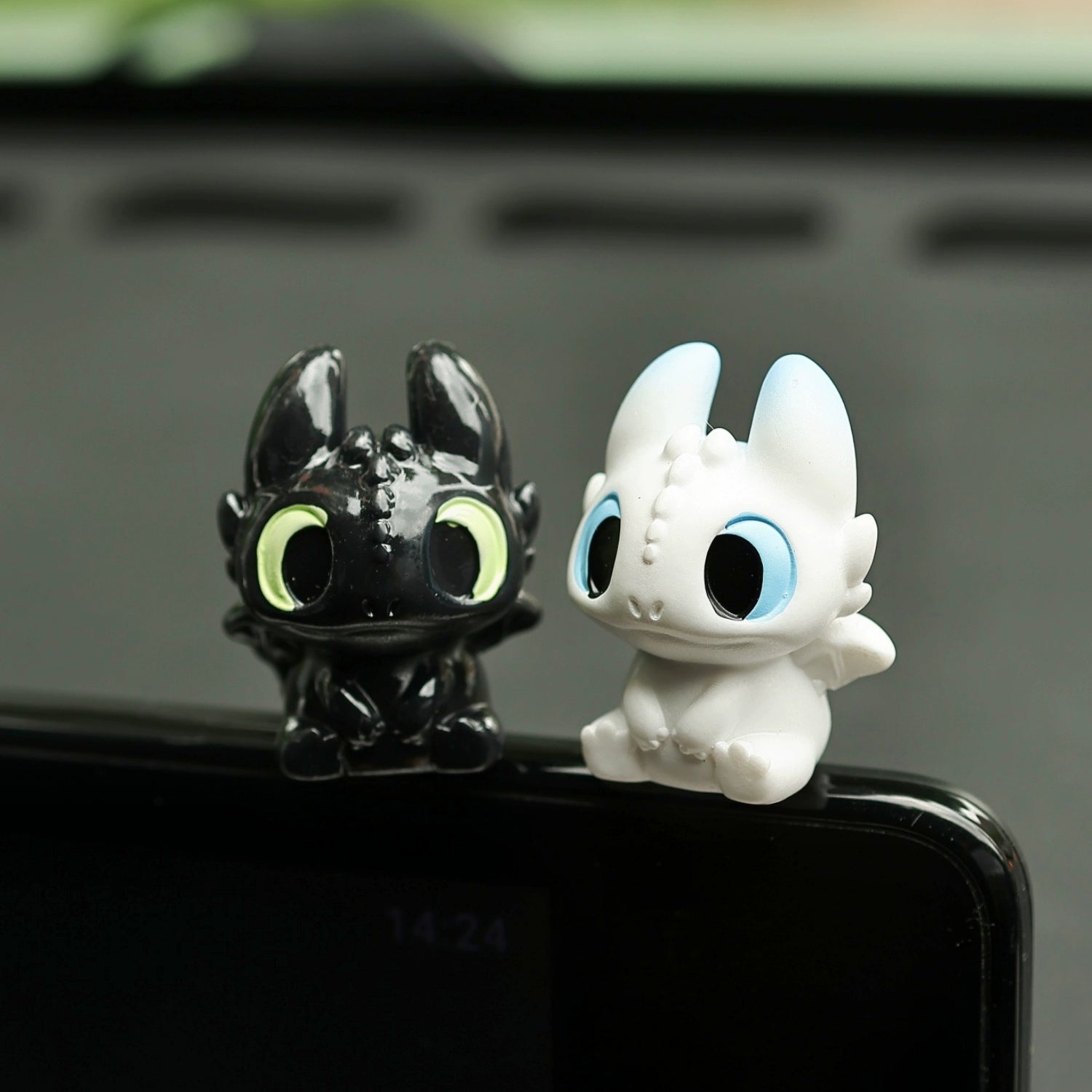 Avtomobil Aksesuarları Ağ-Qara Kiçik Uçan Əjdaha Sevimli Kukla Avtomobil Mərkəzi Konsolu Kukla Ekranı Yatan Dekorasiya