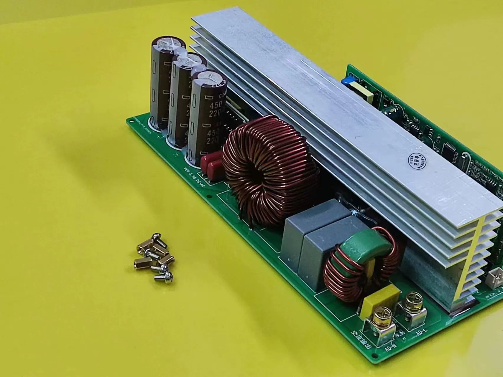 4KW inverter çıxışı, əvvəlcədən doldurulan yüksək gərginlikli yüksək güclü yeni enerjili elektrikli nəqliyyat vasitəsinin şarj yığını enerji təchizatı ilə 5KW sinus dalğası