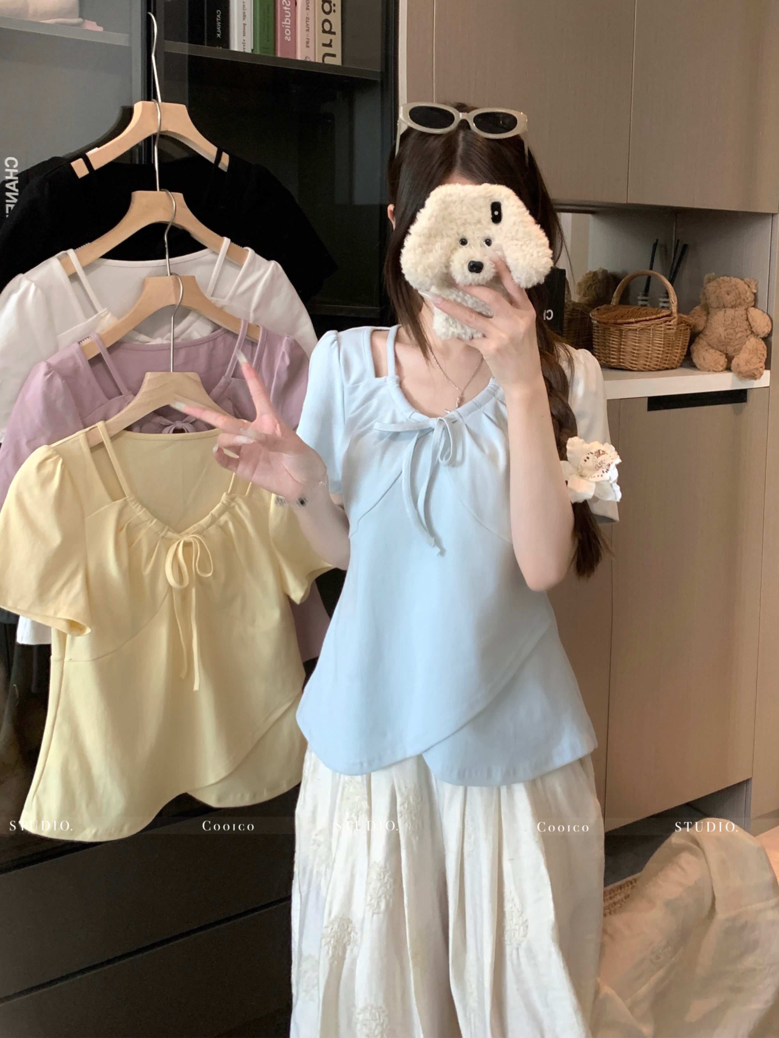 Böyük ölçülü qadın üçün, çiyinləri açıq dizaynlı, iki hissəli, qısaqol süni futbolka, yay üçün idealdır, arıqladır və gözəl görünür, qarnı gizlətmək üçün qeyri-bərabər ətəyi var.