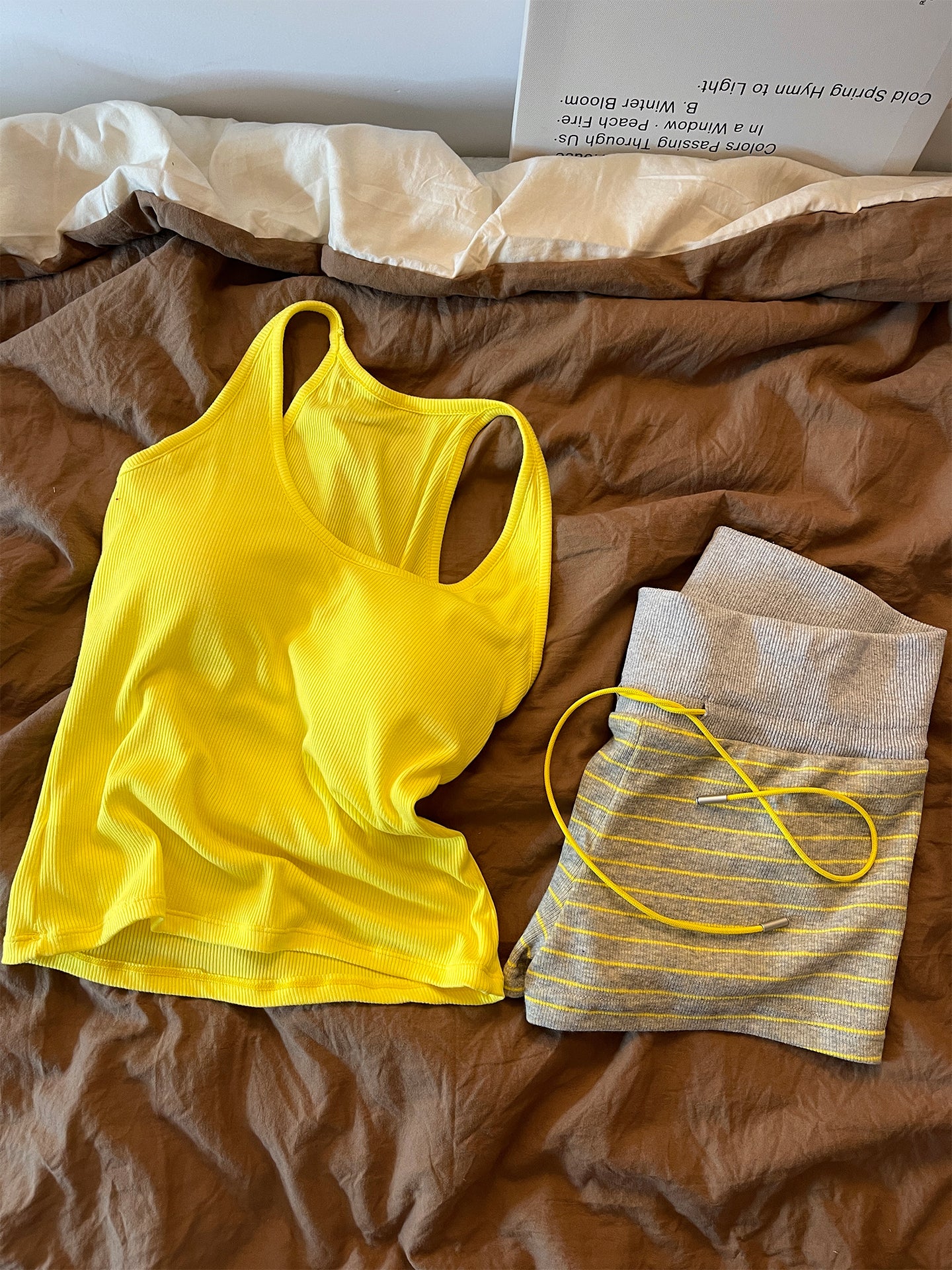 Qadınlar üçün sinə yastıqları olan dopamin sarı qayışlı pijama 2026 yay yeni zolaqlı nazik şort ev paltarı dəsti